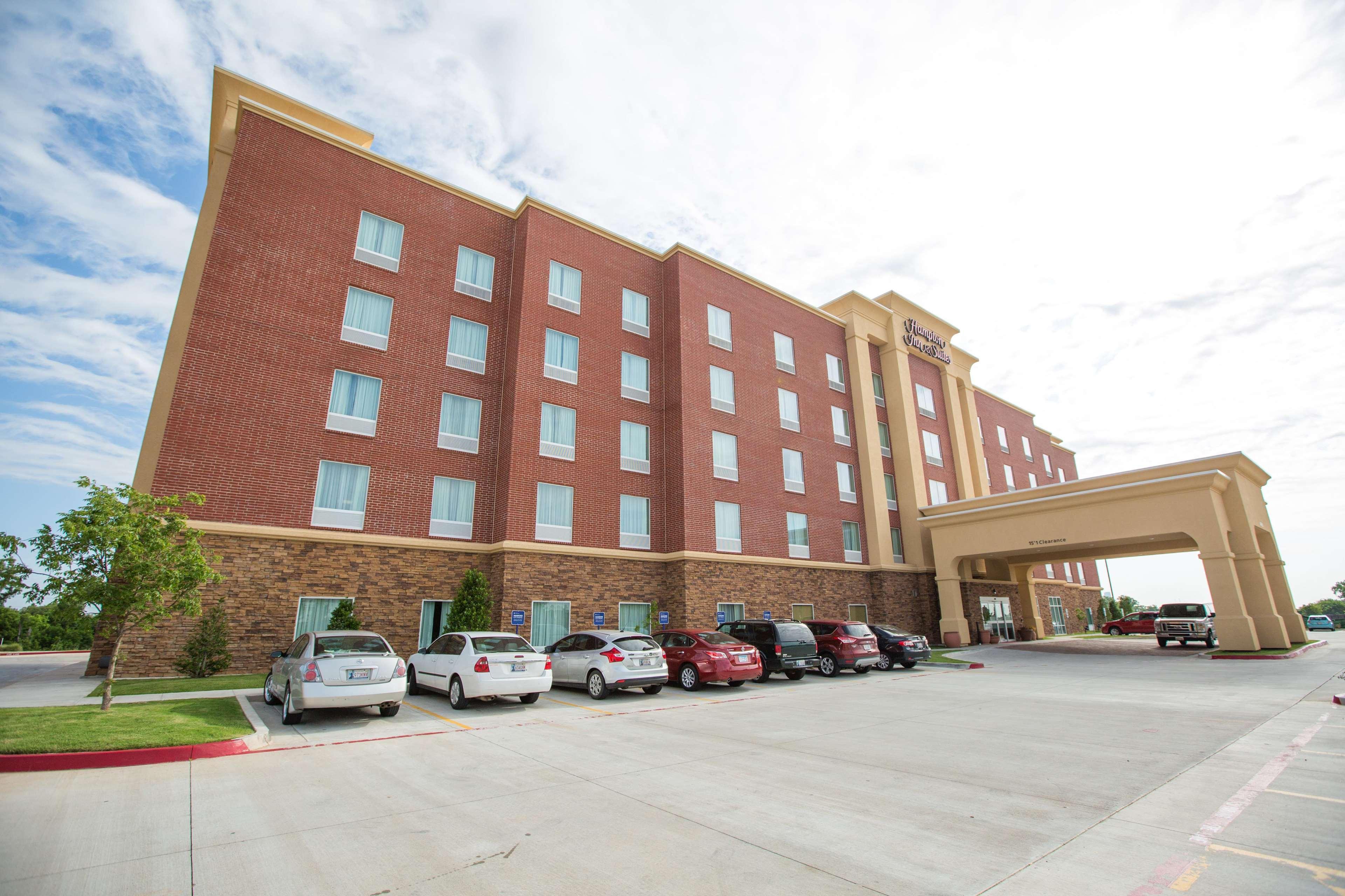 Hampton Inn & Suites Oklahoma City Airport Exterior photo