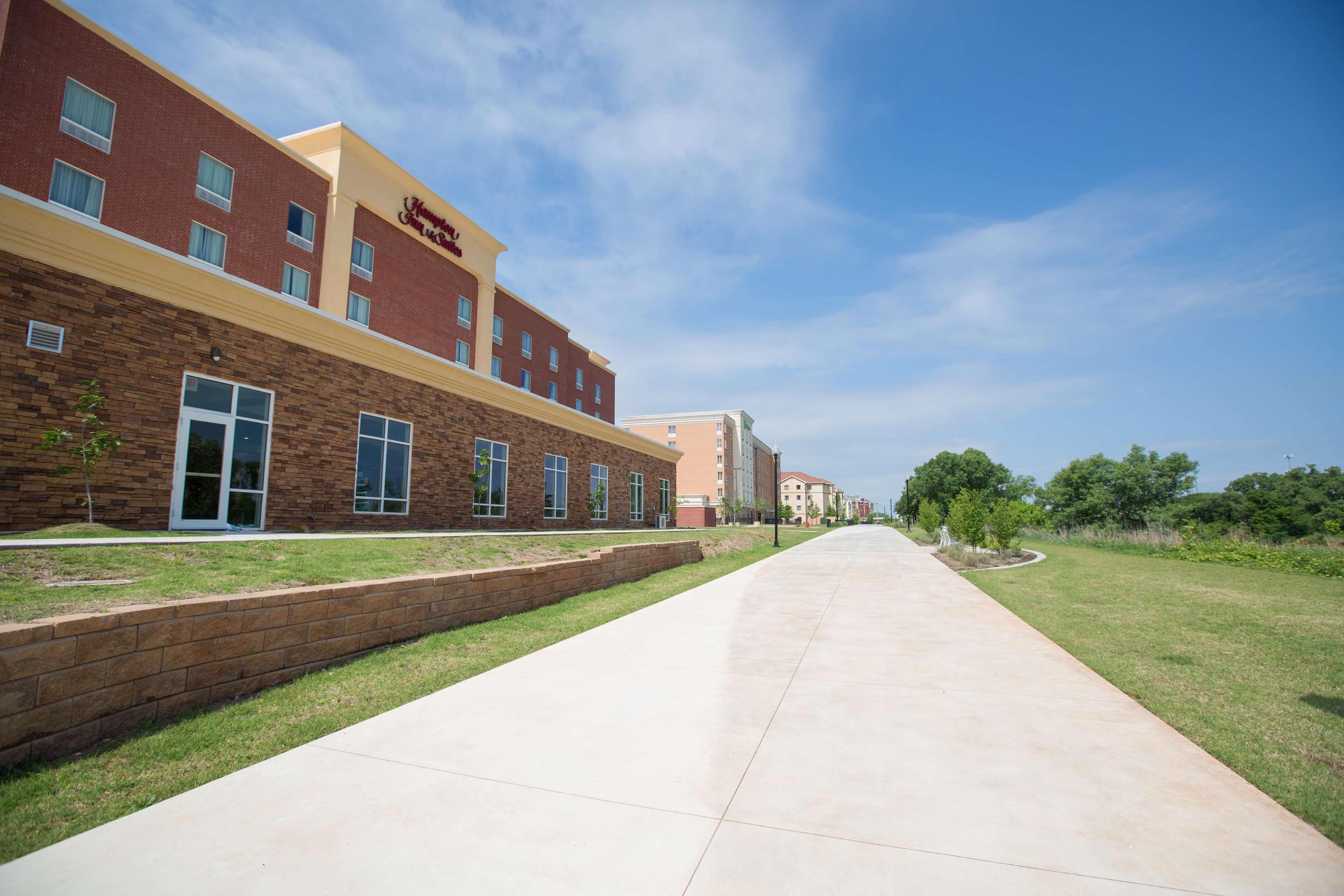 Hampton Inn & Suites Oklahoma City Airport Exterior photo