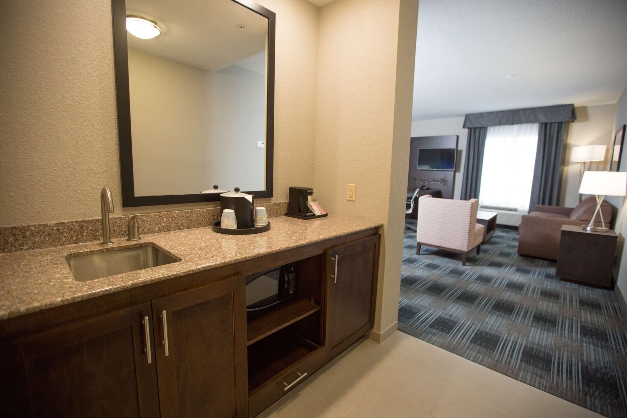 Hampton Inn & Suites Oklahoma City Airport Exterior photo