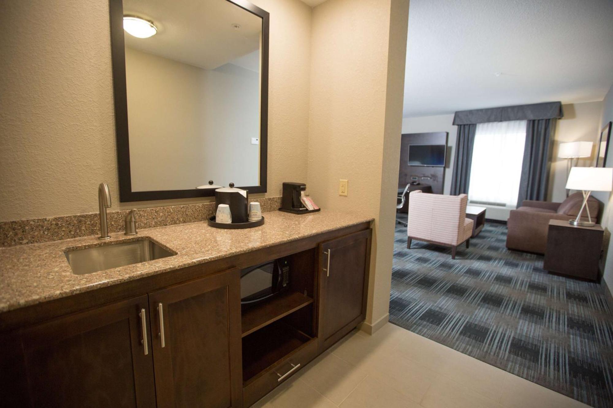 Hampton Inn & Suites Oklahoma City Airport Exterior photo